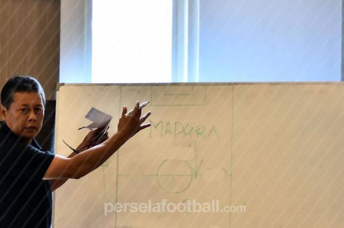 Pelatih Persela, Herry Kiswanto saat menjelaskan strategi untuk melawan Madura United.