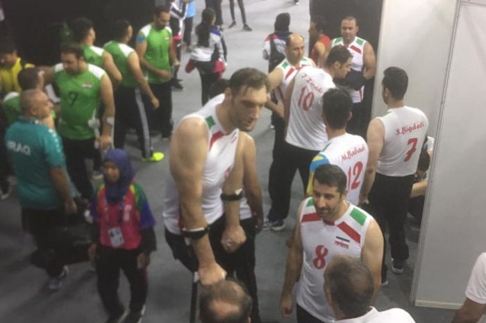 Morteza Mehrzad, atlet voli duduk Iran di Asian Para Games 2018, berkonsultasi kepada pelatih sebelum pertandingan dimulai melawan Irak di lapangan Tennis Indoor GBK, Jakarta, Rabu (10/10/2018).