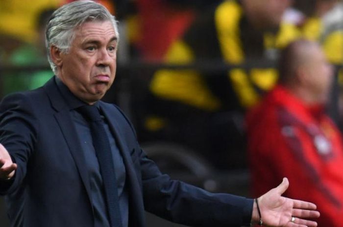 Reaksi pelatih Carlo Ancelotti dalam partai Piala Super Jerman antara Bayern Muenchen lawan Borussia Dortmund di Signal Iduna Park, Dortmund, 5 Agustus 2017.