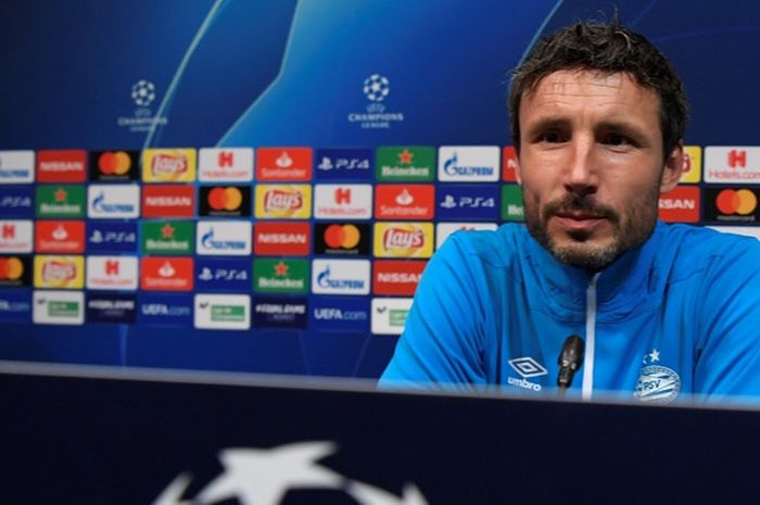 Pelatih PSV Eindhoven, Mark Van Bommel, berbicara dalam konferensi pers di Stadion Camp Nou, Barcelona, Spanyol pada 17 September 2018.