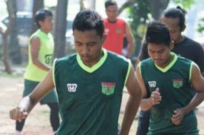 Gelandang Persita Tangerang pada Liga 2 musim 2017 yang merupakan jebolan Bintang Timur Academy, Aldo Savio (depan).