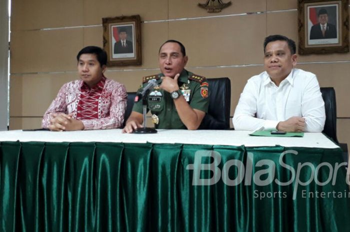 Ketum PSSI, Edy Rahmayadi, bersama Steering Comitte Piala Presiden, Maruarar Sirait, dan Dirut PT LIB, Berlinton Siahaan, di Makostrad, Gambir, Jakarta Pusat, Rabu (6/12/2017)