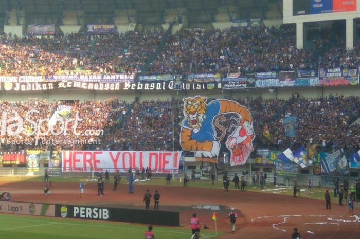  Koreografi bobotoh pada laga Persib Bandung kontra Persija Jakarta di Stadion Gelora Bandung Lautan Api, Bandung. Minggu (23/9/2018), 