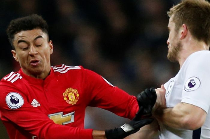 Reaksi Jesse Lingard (kiri) saat dilanggar Eric Dier dalam laga Liga Inggris antara Tottenham Hotspur dan Manchester United di Stadion Wembley, London, 31 Januari 2018.