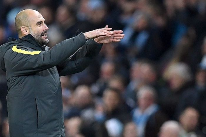 Pelatih Manchester City, Pep Guardiola, memberikan tepuk tangan tanda penghormatan kepada pendukung timnya usai laga melawan Arsenal di Stadion Etihad, Manchester, pada 18 Desember 2016.