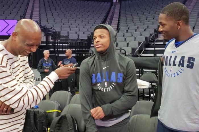 Dennis Smith Jr. (tengah) saat berlatih bersama tim Dallas Mavericks.