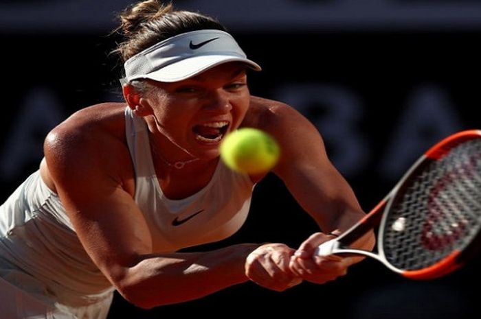 Simona Halep (Romania) saat berusaha mengembalikan bola dari sang lawan pada partai final Italian Open 2018 yang digelar Minggu (20/5/2018).