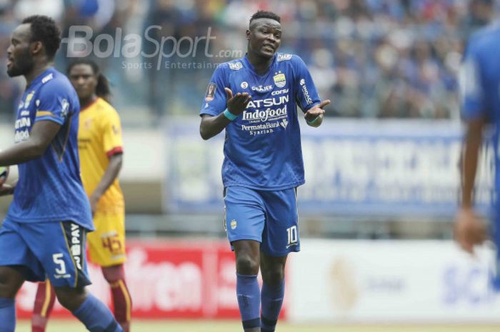  Ezechiel N'Douassel dalam laga pembuka Piala Presiden 2018 antara Persib Vs Sriwijaya FC di Stadion Gelora Bandung Lautan Api, Bandung, Selasa (16/1/2018) 