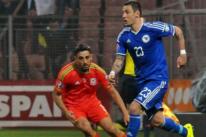 Gelandang Bosnia-Herzegovina, Sejad Salihovic (kanan), bertarung melawan bek Wales, Neil Taylor (kiri), dalam laga Kualifikasi Piala Eropa 2016 di Zenica pada 10 Oktober 2015.