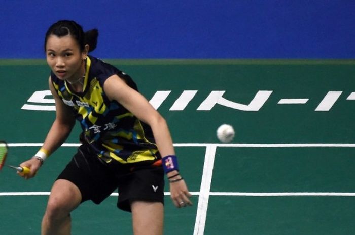 Pebulu tangkis tunggal putri nomor satu dunia, Tai Tzu Ying (Taiwan), saat menjalani laga melawan Sayaka Sato (Jepang) pada babak perempat final Singapura Terbuka yang berlangsung di Singapore Indoor Stadium, Jumat (15/4/2017).