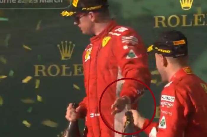 Pebalap Ferrari, Kimi Raikkonen, menolak ajakan rekan setimnya, Sebastian Vettel, untuk melakukan selebrasi pasca meraih podium ganda di GP Australia di Sirkuit Melbourne, Australia (25/3/2018).