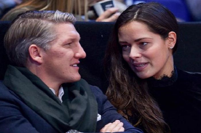 Sepasang kekasih, Bastian Schweinsteiger (kiri) dan Ana Ivanovic (kanan), saat mengadiri sebuah acara bersama.