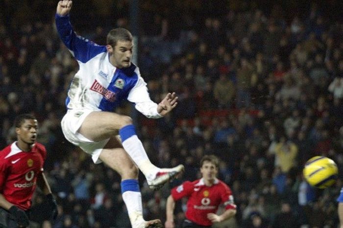 Gelandang serang Blackburn Rovers, David Bentley, mencetak gol pertama di laga melawan Manchester United pada 1 Februari 2006.