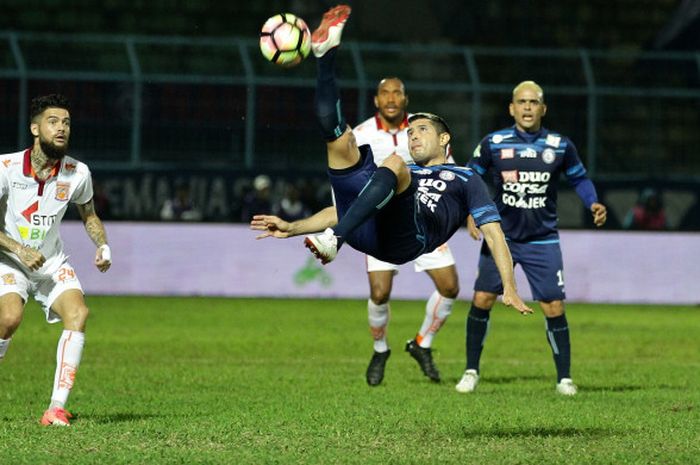 Aksi gelandang Arema FC, Esteban Vizcarra (tengah), pada laga pekan ke-17 Liga 1 kontra Borneo FC di Stadion Kanjuruhan, Kabupaten Malang, Minggu (30/7/2017).