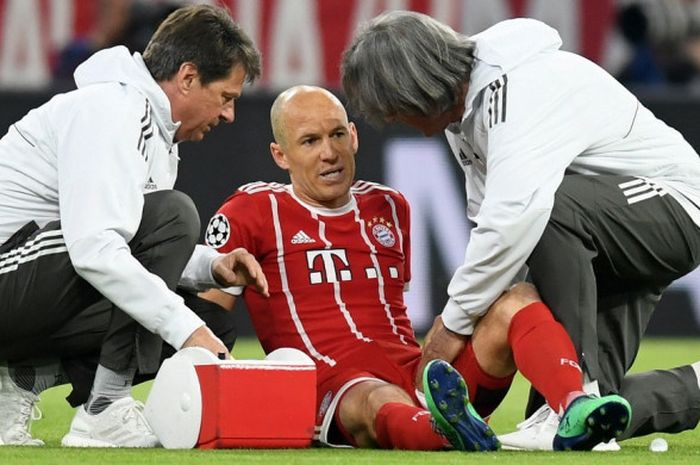 Ekspresi lesu pemain sayap Bayern Muenchen, Arjen Robben, setelah tidak bisa melanjutkan pertandingan leg pertama semifinal Liga Champions melawan Real Madrid di Allianz Arena, Rabu (25/4/2018) waktu setempat, karena mengalami cedera.