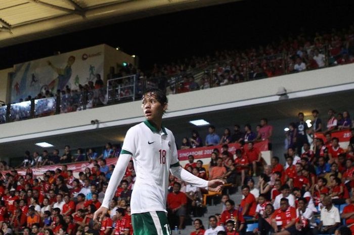 Gelandang timnas Indonesia, Adam Alis, berlaga di SEA Games 2015