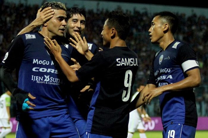 Striker Arema Cronus, Christian Gonzales (kiri), bersama rekannya, Samsul Arif (2 dari kanan) dan Esteban Vizcarra (2 dari kiri) .