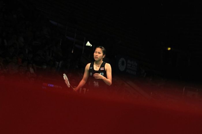  Pebulutangkis tunggal putri Thailand, Ratchanok Intanon saat berhadapan dengan pebulutangkis  China, Sun Yu pada babak pertama BCA Indonesia Open Superseries Premier 2016 di Istora Gelora Bung Karno, Senayan, Jakarta, Selasa (31/5/2016). 