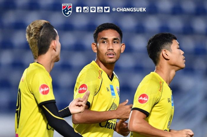 Penyerang timnas Thailand, Teerasil Dangda (tengah) melakoni pemanasan dengan pemain lain jelang laga kontra timnas Trinidad Tobago pada uji coba di Stadion Municipal Suphanburi, 14 Oktober 2018. 