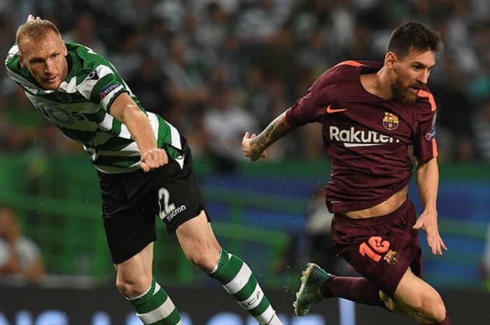 Megabintang FC Barcelona, Lionel Messi (kanan), berduel dengan bek Sporting CP, Jeremy Mathieu, dalam laga Grup D Liga Champions di Stadion Jose Alvalade, Lisbon, Portugal, pada 27 September 2017.