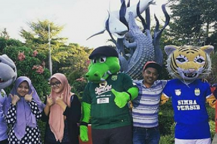 Maskot Persebaya dan Persib umbar kemesraan.