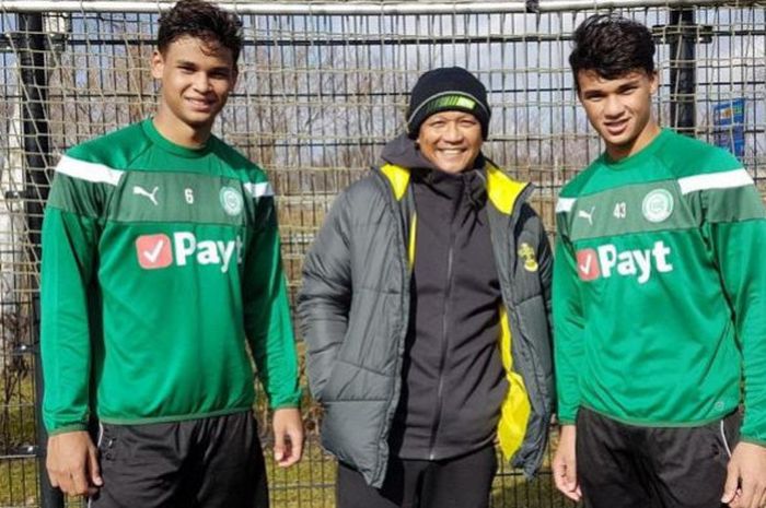 Legenda sepak bola Singapura, Fandi Ahmad diapit dua putranya, Ikhsan (kanan) dan Irfan Fandi, di markas klub Liga Belanda, FC Groningen pada 5 Maret 2018. 