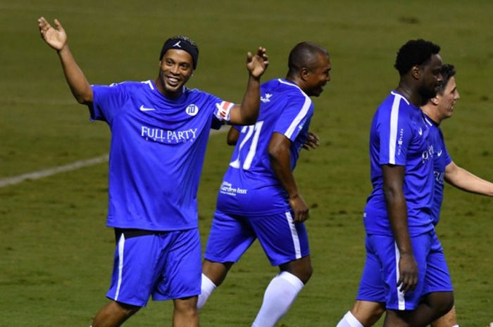 Striker Brasil yang membela Galacticos team, Ronaldinho (kiri), merayakan gol yang dia cetak ke gawang Kosta Rika dalam laga persahabatan di Stadion Nacional, San Jose, Kosta Rika, pada 5 Agustus 2017.