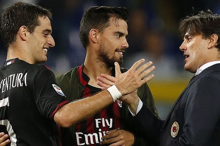 Pelatih AC Milan, Vincenzo Montella (kanan), merayakan kemenangan timnya atas Sampdoria bersama Giacomo Bonaventura (kiri) dan Suso dalam laga Serie A di Luigi Ferraris, Genoa, 16 September 2016.