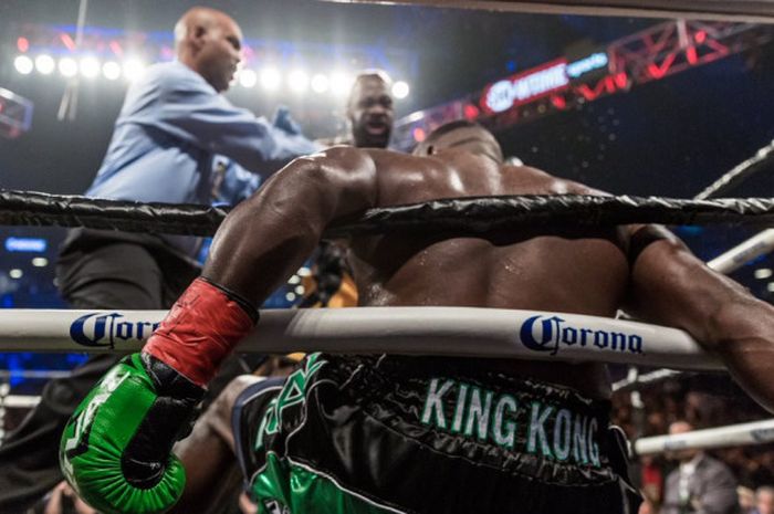 Petinju Kuba, Luis Ortiz, terjatuh ke pojok ring setelah dipukul KO oleh Deontay Wilder (Amerika Serikat) saat bertanding di Barclays Center, New York, Amerika Serikat pada hari Sabtu (3/3/2018) waktu setempat.