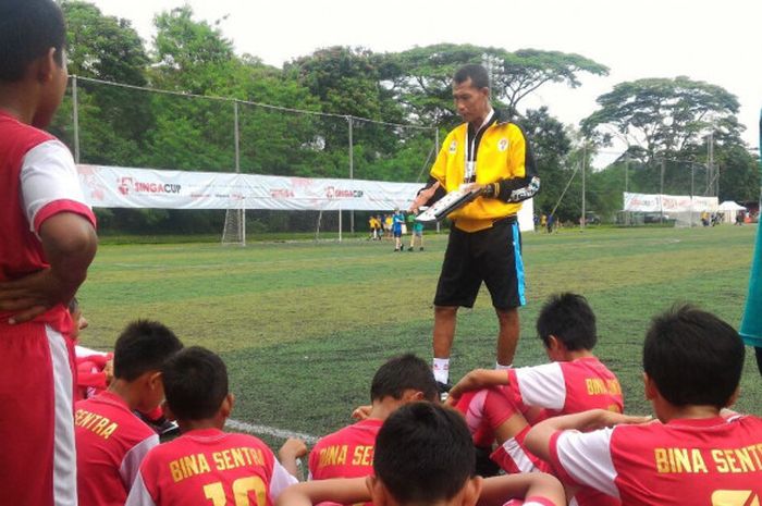 Para pemain BLiSPI BIna Sentra mendengar instruksi pelatih di The Cage Sports Park, Turf City, Singapura, Rabu (8/11/2017).