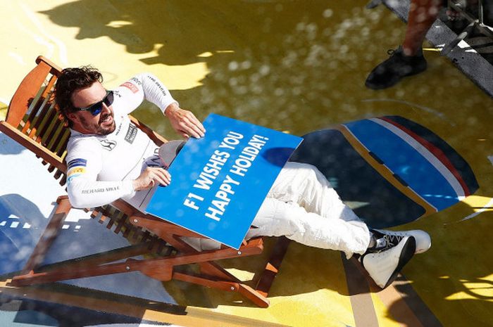 Aksi Fernando Alonso sebelum dimulainya GP Hungaria pada Minggu (30/7/2017) 