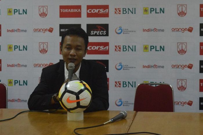 Ketua Panpel Persis Solo, Didik Daryanto, pada saat sesi jumpa pers, di ruang VVIP Stadion Manahan Solo, Minggu (22/4/2018).