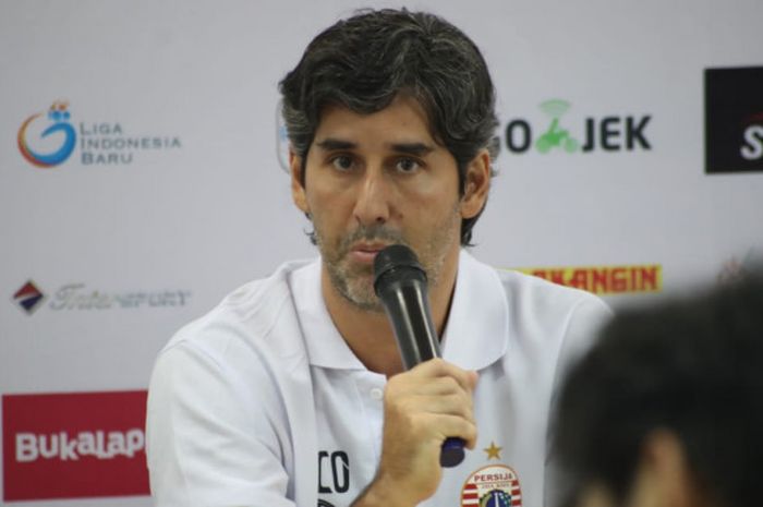  Pelatih Persija Jakarta, Stefano Cugurra dalam jumpa pers di ruang media Stadion Pakansari, Bogor, Kamis (24/5/2018). 