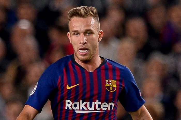 Gelandang FC Barcelona, Arthur, beraksi dalam laga Grup B Liga Champions melawan Inter Milan di Stadion Camp Nou, Barcelona, Spanyol pada 24 Oktober 2018.