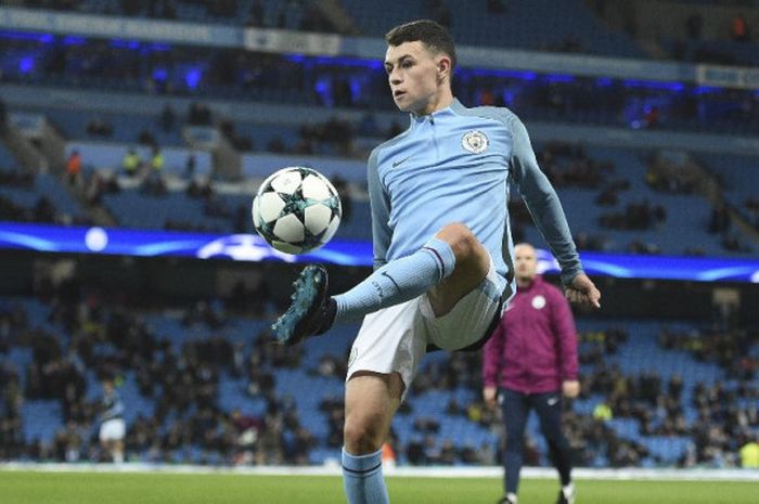 Pemain Manchester City, Phil Foden, melakukan pemanasan jelang laga Grup F Liga Champions 2017-2018 kontra Feyenoord di Stadion Etihad, 21 November 2017.