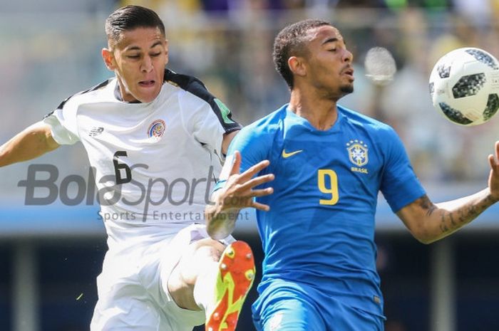 Penyerang Brasil, Gabriel Jesus (kanan), berebut bola dengan bek Kosta Rika, Oscar Duarte, dalam partai Grup E Piala Dunia 2018 di St. Petersburg, Jumat (22/6/2018).