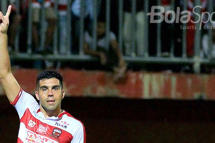 Bek Madura United, Fabiano Beltrame, saat tampil melawan Barito Putera pada pekan pertama Liga 1 2018 di Stadion Gelora Ratu Pamellingan Pamekasan, Jawa Timur, Senin (26/03/2018) malam.