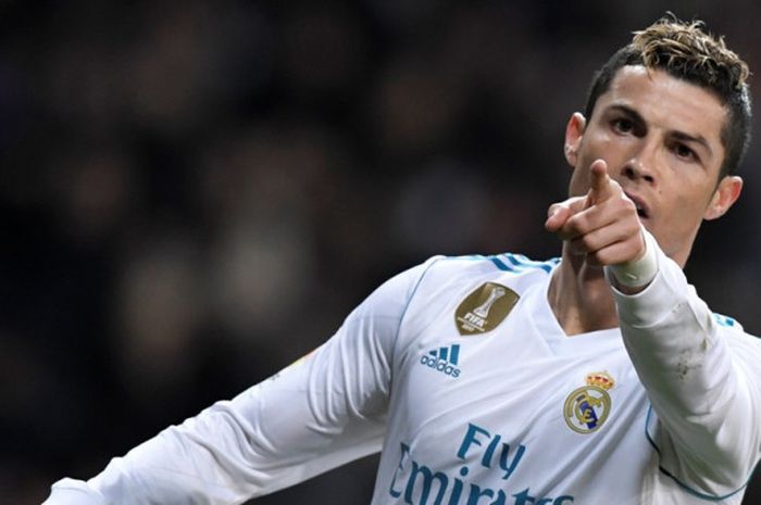 Megabintang Real Madrid, Cristiano Ronaldo, merayakan gol yang dia cetak ke gawang Real Sociedad dalam laga Liga Spanyol di Stadion Santiago Bernabeu, Madrid, pada 10 Februari 2018.