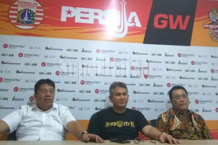 Direktur Utama Persija Jakarta, Gede Widiade (kiri), Ketum The Jakmania, Tauhid Indrasjarief (tengah), dan Ketua Panpel Persija, Arief Perdana Kusuma, dalam konferensi pers soal pemindahan venue laga Persija Vs Persib, di Kantor Persija, Senin (30/10/2017).