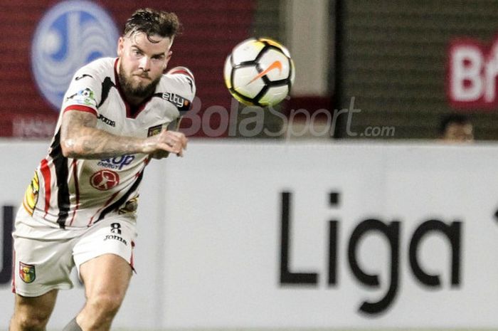 Pemain Mitra Kukar, Danny Guthrie saat melawan Bhayangkara FC di Stadion PTIK, Jakarta, Kamis (17/5/18) malam WIB.