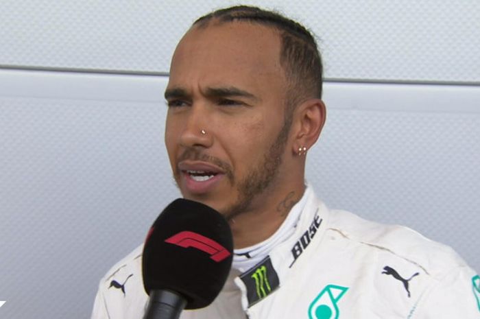  Lewis Hamilton memberikan komentarnya tentang kemenangan yang diraih pada F1 GP Azerbaijan, Minggu (29/4/2018). 