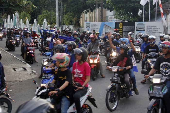 Bobotoh Yogyakarta saat mengawal kedatangan skuat Persib Bandung di Hotel UNY, Yogyakarta, Kamis (21/12/2017)