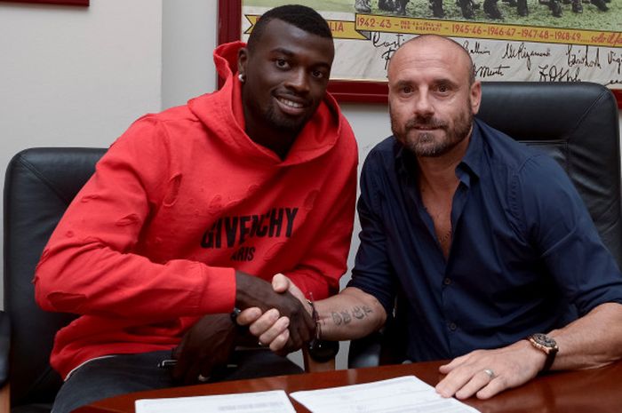 M'Baye Niang (kiri) meresmikan transfer dari AC Milan ke Torino, Kamis (31/8/2017).