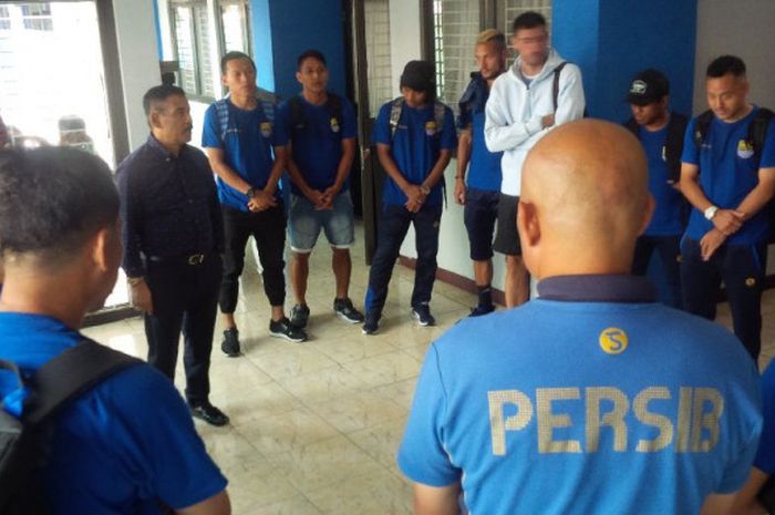 Skuat Persib Bandung berdoa bersama di mes Persib, Jalan Ahmad Yani, Kota Bandung, Jumat (1/9/2017) sore, sebelum bertolak ke Palembang.