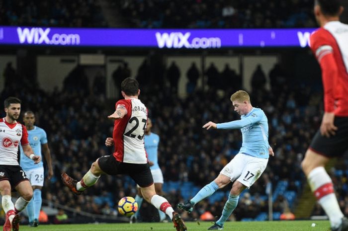 Gelandang Manchester City, Kevin De Bruyne, melepaskan tembakan dalam laga Liga Inggris kontra Southampton di Stadio Etihad, Manchester, pada 29 November 2017.