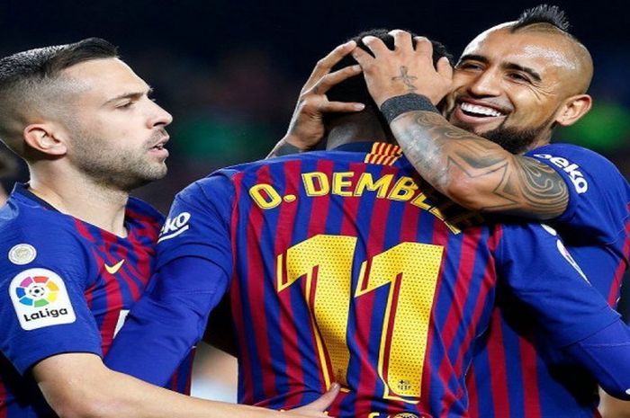 Pemain Barcelon, Ousmane Dembele (tengah), Jordi Alba (kiri), dan Arturo Vidal (kanan), merayakan gol dalam laga pekan ke-17 Liga Spanyol kontra Celta Vigo, Sabtu (22/12/2018) di Stadion Camp Nou.