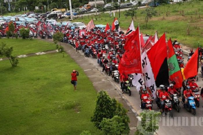 Ratusan anggota The Macz Man menyanyikan yel-yel Persatuan Sepak Bola Maskassar (PSM) di bawah jembatan Fly Over, Makassar, Sulsel, Minggu (1/2/2015). 