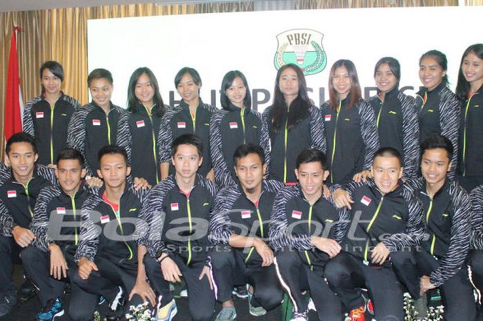   Tim putra (bawah) dan tim putri Indonesia untuk Piala Thomas-Uber 2018 berpose di sela acara perayaan HUT PP PBSI ke-67 di Hotel Atlet Century, Senayan, Jakarta, Selasa (8/5/2018).  