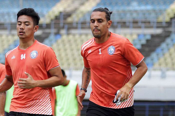 Gelandang Arema FC, Gustavo Lopez (kanan), saat berlatih bersama tim, Kamis (22/2/2018).