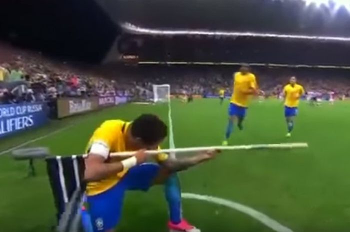 Penyerang timnas Brasil, Neymar, merayakan gol dengan menirukan gerakan penembak jitu alias sniper.